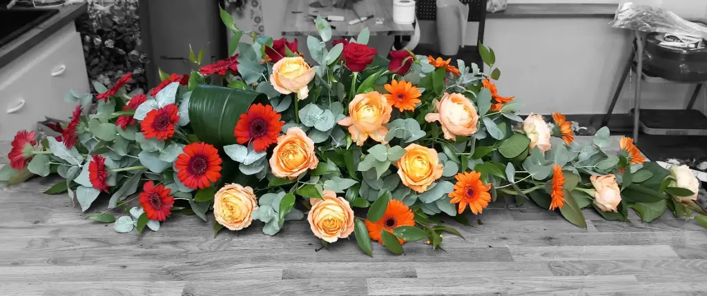 Dessus de cercueil rouge et orange