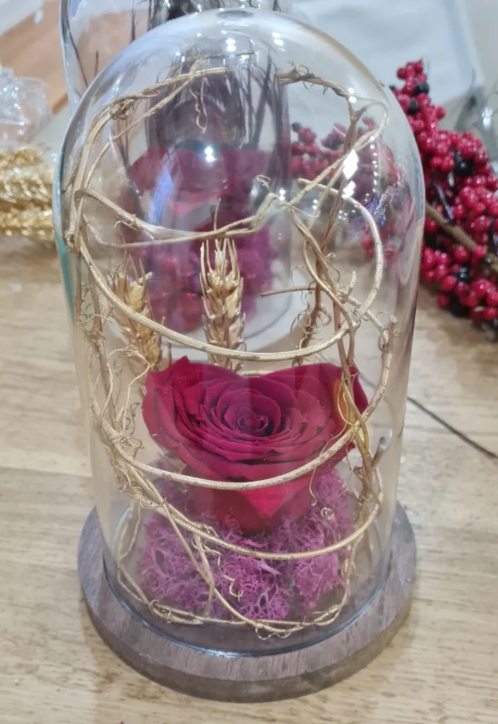 Rose éternelle en coeur touche or