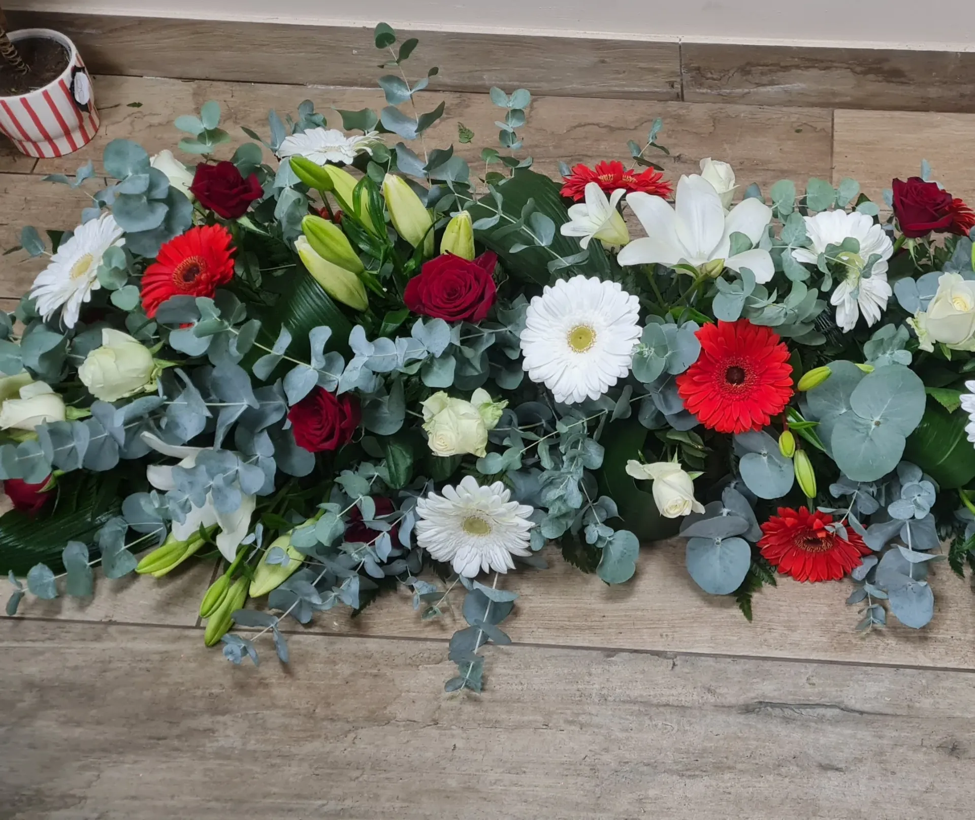 Dessus de cercueil blanc et rouge