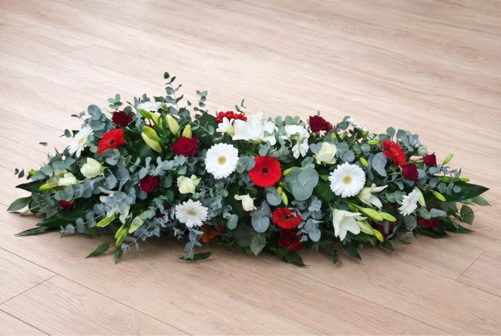 Dessus de cercueil blanc et rouge