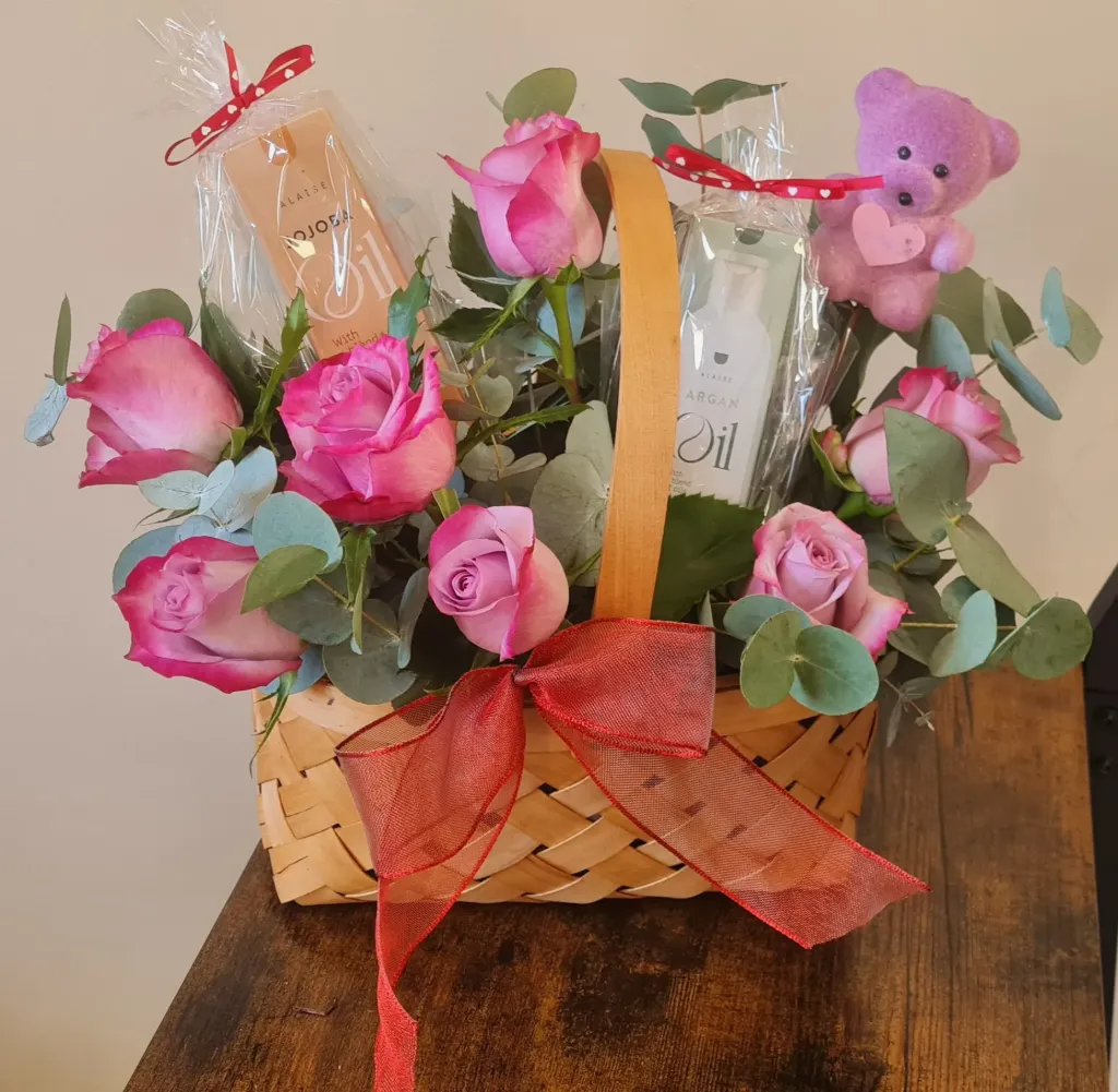 Panier roses & soins de beauté